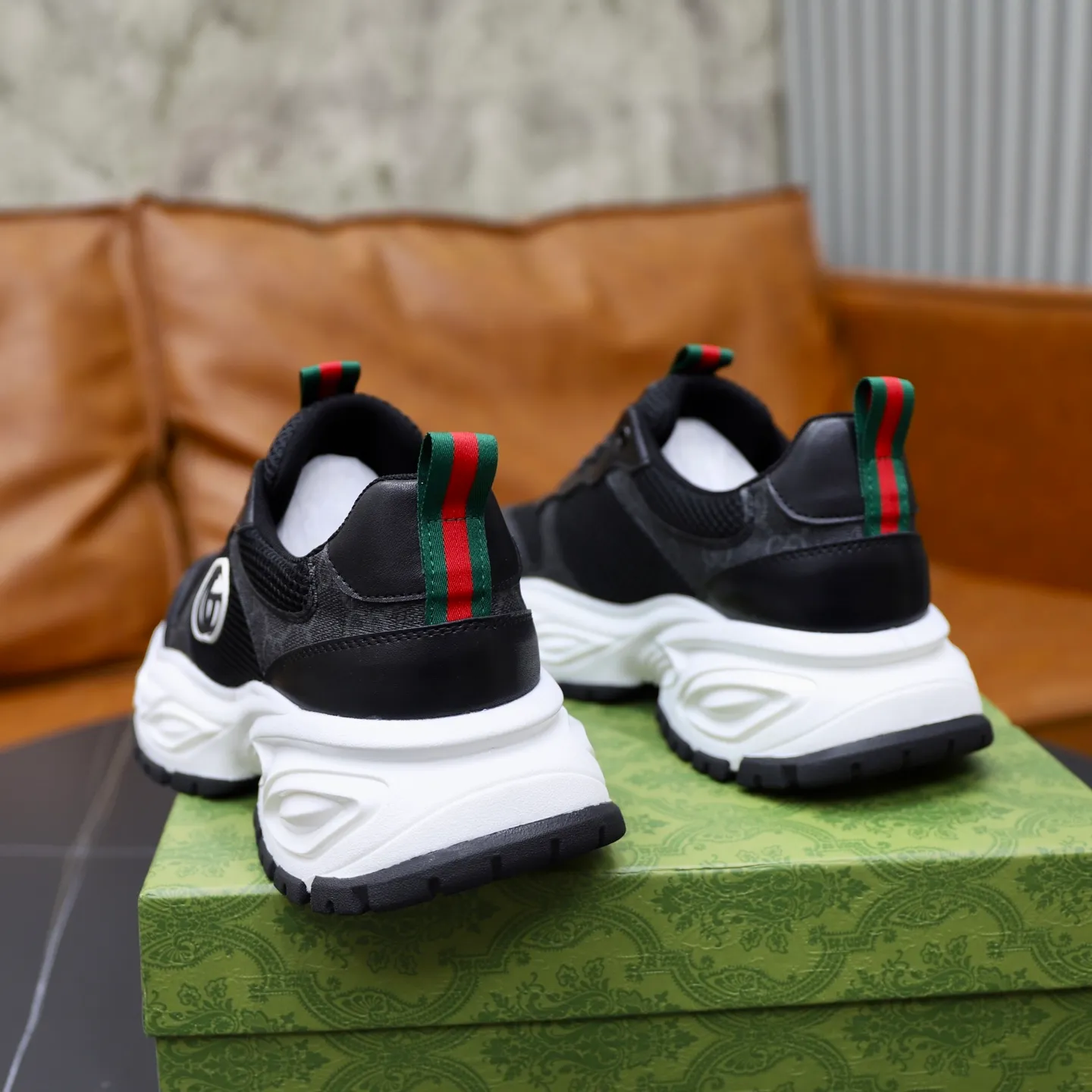 Ex-factory price: 462💰🙅‍♂️🙅‍♂️🙅‍♂️ Brand: Gucci GUCCi Standard code: 38-44 (45 customized) Grade: Same as the official website Material: Original material splicing Comfortable and breathable lining Lightweight and wear-resistant sports outsole Style category: Men's fashionable casual shoes Running sneakers Distinguished luxury brand elements Top luxury Color: actual picture color